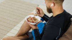 Should I Eat Before a Morning Workout? Ask a PT