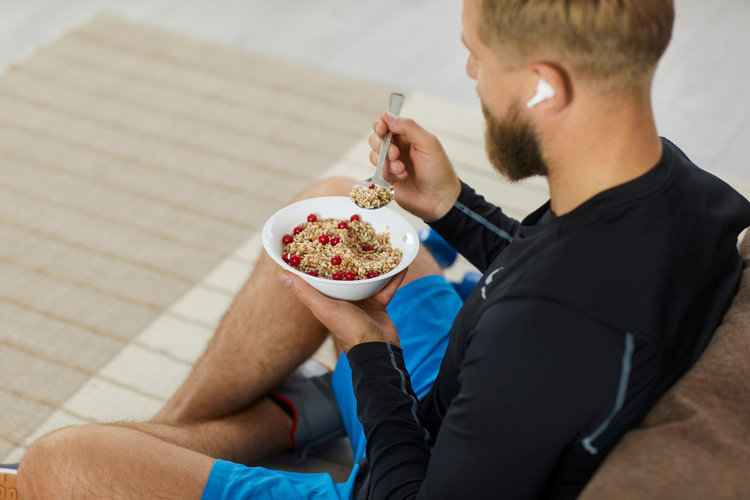 Should I Eat Before a Morning Workout? Ask a PT
